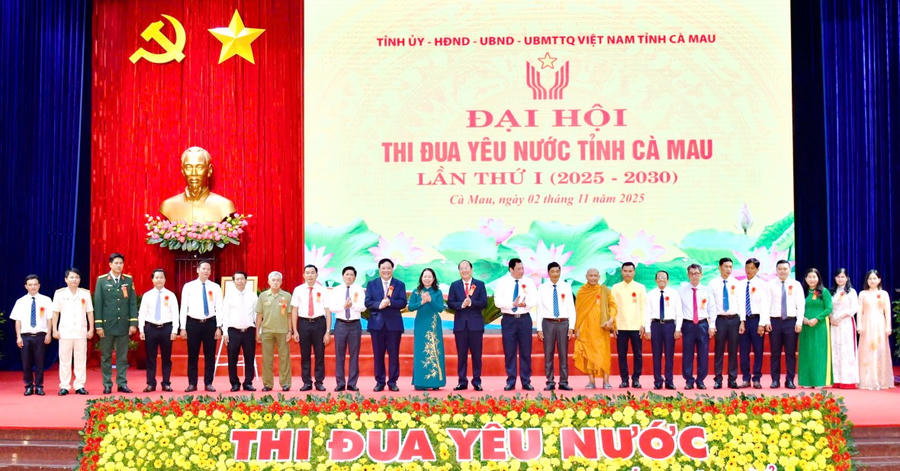 Phó Chủ tịch nước Võ Thị Ánh Xuân chụp ảnh lưu niệm với Đoàn đại biểu tỉnh Cà Mau dự Đại hội Thi đua yêu nước toàn quốc lần thứ XI (Ảnh: Mộng Thường).