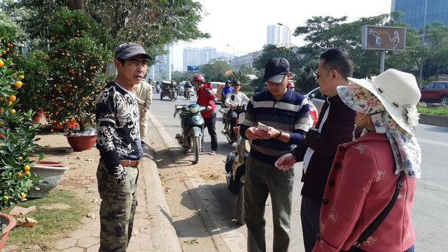 Khách mua cây cảnh và cả chủ bán cây cảnh đều phải trả tiền cho khách. Thời điểm này rất khó để thuê người chở cây cảnh vì đa phần các cây này rất nặng, cồng kềnh rất khó di chuyển tại thời điểm cuối năm. 