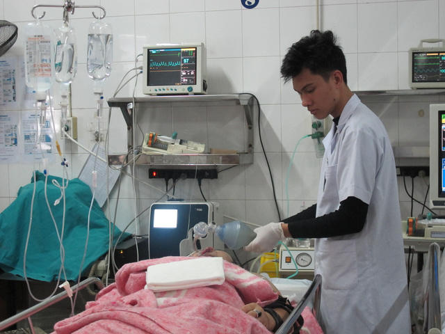 Cấp cứu một trường hợp tai nạn giao thông tại BV Việt Đức.