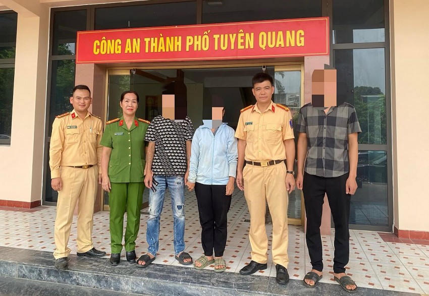 Gia đình đến đưa T. về nhà chăm sóc. (Ảnh: Công an TP tuyên Quang).