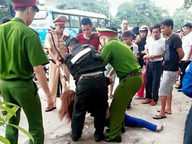 Công an TP Hạ Long đã giải cứu thành công người phụ nữ bế con lao vào đầu xe sáng nay.