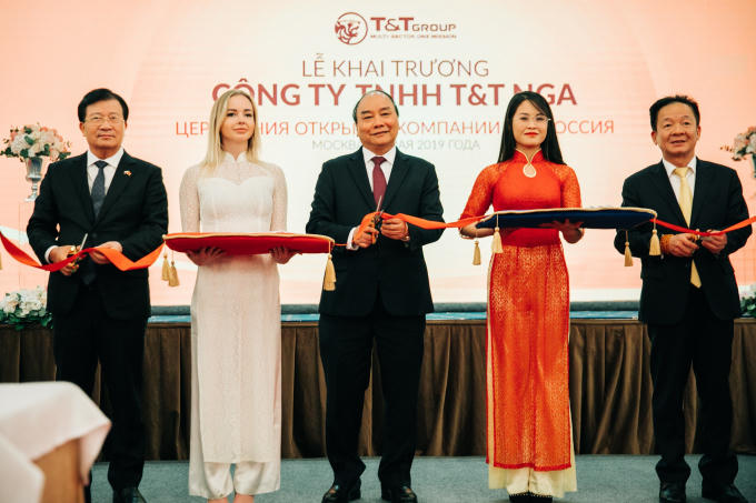 Thủ tướng Chính phủ Nguyễn Xuân Phúc, Phó Thủ tướng Chính phủ Trịnh Đình Dũng cùng Chủ tịch HĐQT kiêm Tổng giám đốc Tập đoàn T&amp;amp;T Group Đỗ Quang Hiển cắt băng khai trương công ty T&amp;amp;T Nga.