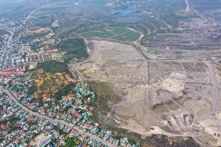 Tháng 10/2020, Bộ Tài nguyên và Môi trường đã có văn bản số 5526/BTNMT-ĐCKS thống nhất chủ trương để UBND tỉnh Quảng Ninh xem xét khai thác, sử dụng đất đá tại bãi thải mỏ Núi Béo với trữ lượng khoảng 700.000m³ làm vật liệu san lấp mặt bằng cho dự án đường bao biển Hạ Long - Cẩm Phả (giai đoạn 1).