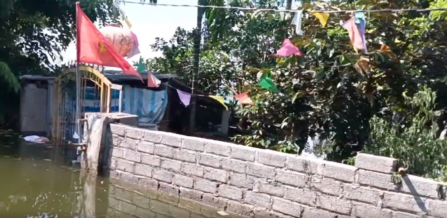 Nước ngập cao đến tường của người dân.