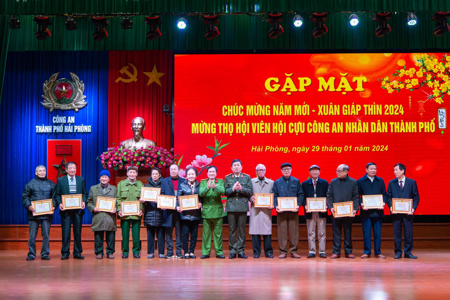 Thiếu tướng Vũ Thanh Chương, Giám đốc CATP và Đại tá Phạm Hiệp, Chủ tịch Hội Cựu CAND thành phố Hải Phòng chúc Tết Giáp Thìn các hội viên CAND hưu trí.