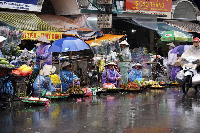 Hàng gánh dầm mình dưới mưa.