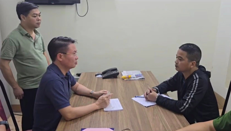 Thiếu tướng Nguyễn Minh Tuấn - Giám đốc Công an tỉnh Phú Thọ lấy lời khai đối tượng. Ảnh: CACC