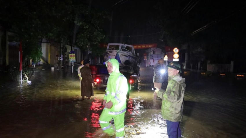 Từ đêm 29/9, thực hiện mệnh lệnh của Giám đốc Công an tỉnh Lào Cai, Ban Chỉ huy cùng cán bộ, chiến sĩ Công an phường Yên Bái phối hợp với lực lượng Cảnh sát giao thông, Cảnh sát PCCC & CNCH đã xuyên đêm, dầm mưa cứu hộ.