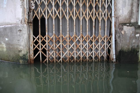 Nước ngập nửa mét, người dân lội bì bõm giữa Hà Nội