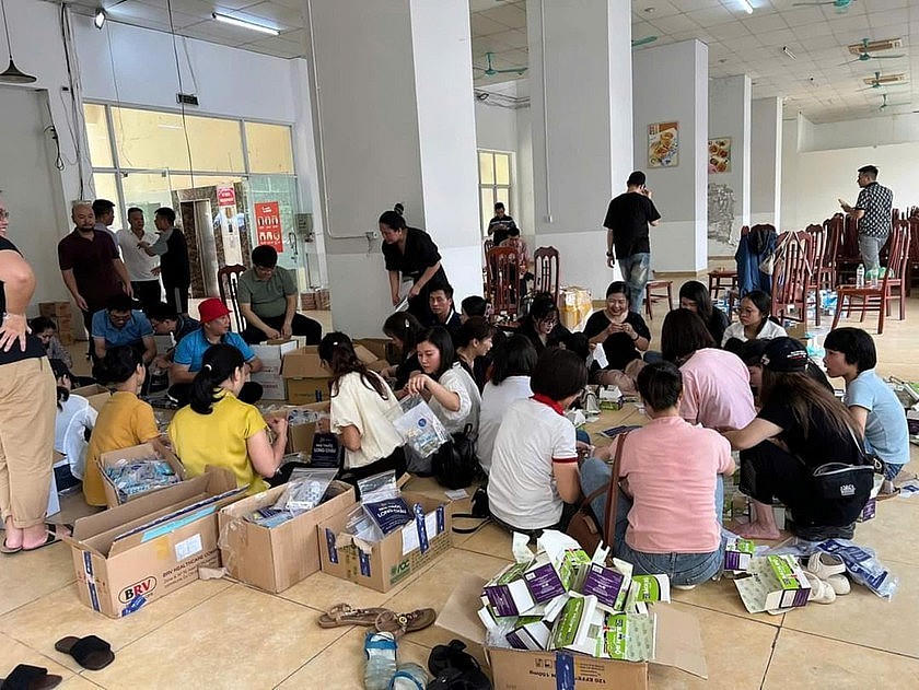 Các cán bộ, công chức, viên chức và người lao động của Báo PLVN cùng góp công, góp sức để hỗ trợ đồng bào vùng lũ.