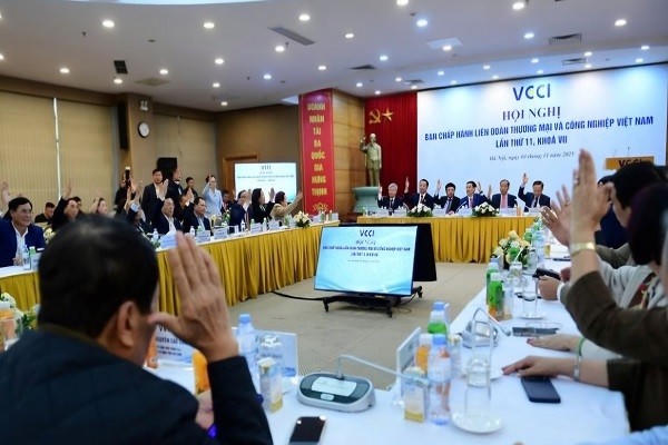 Các đại biểu tham gia biểu quyết kiện toàn nhân sự lãnh đạo Ban Chấp hành VCCI khóa VII.