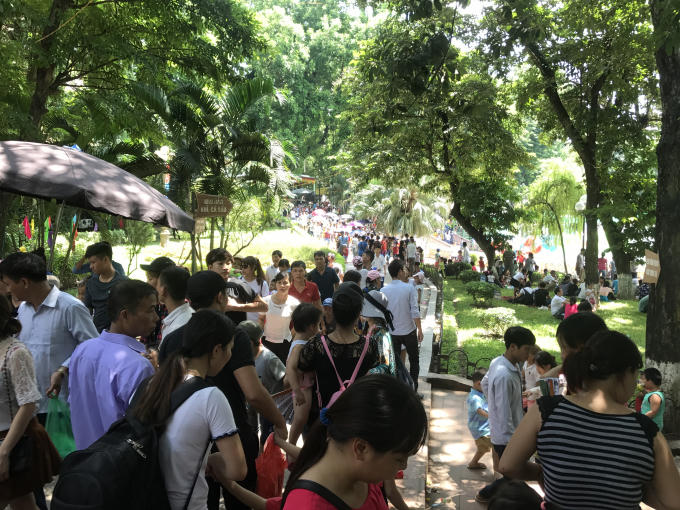 Bất chấp thời tiết nắng n&oacute;ng, kh&aacute;ch thăm quan vẫn đổ bộ về C&ocirc;ng vi&ecirc;n.