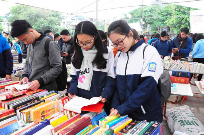 Các em học sinh đến đây để tìm những cuốn sách về đời sống, văn học làm tài liệu học tập.