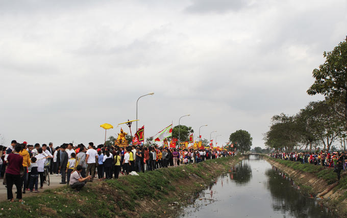 Vào ngày 11 tháng Giêng hằng năm, dân làng lại tổ chức lễ khênh kiệu từ đền Sái về đình làng để tưởng nhớ sự tích An Dương Vương xây thành Cổ Loa.