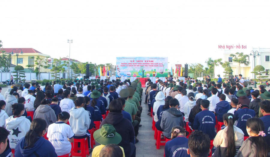 Hơn 300 đoàn viên, thanh niên, cán bộ, chiến sĩ và người dân địa phương tham dự buổi lễ.