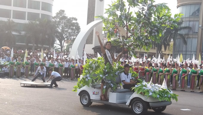 Hoa hậu H'Hen Niê - Đại sứ Lễ hội cà phê Buôn Ma Thuột lần thứ 7 tại Lễ hội đường phố.