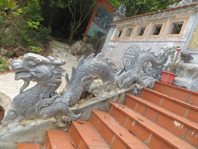 Đôi rồng thời Lý chầu trên bậc thềm dẫn vào đền.
Đôi rồng thời Lý chầu trên bậc thềm dẫn vào đền.