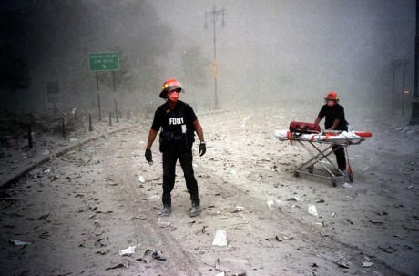 Hai người l&iacute;nh cứu hỏa đeo mặt nạ hiện diện gần khu t&ograve;a th&aacute;p ph&iacute;a bắc đổ sập trong ng&agrave;y định mệnh c&aacute;ch đ&acirc;y 15 năm.