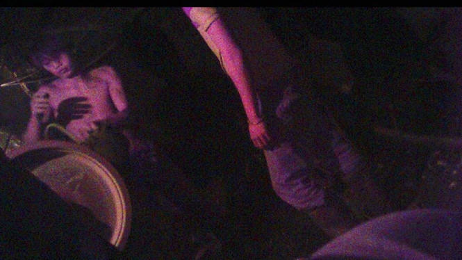 Một nhóm phu vàng đang khai thác vàng tại vị trí cách cửa hầm khoảng 200 m (Ảnh: Nam Anh).