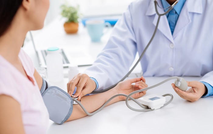 Chăm sóc sức khoẻ cho người bệnh và nhân viên y tế tại cơ sở khám bệnh, chữa bệnh khi thời tiết có nắng nóng. (Ảnh minh họa)