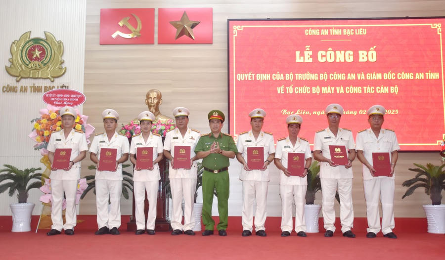 Đại tá Châu Quốc Huy - Tỉnh ủy viên, Phó Giám đốc Công an tỉnh Bạc Liêu, trao Quyết định về công tác cán bộ.