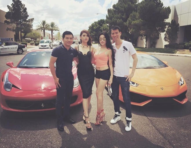 Huyền Baby cùng chồng và những người bạn. Ảnh:internet.