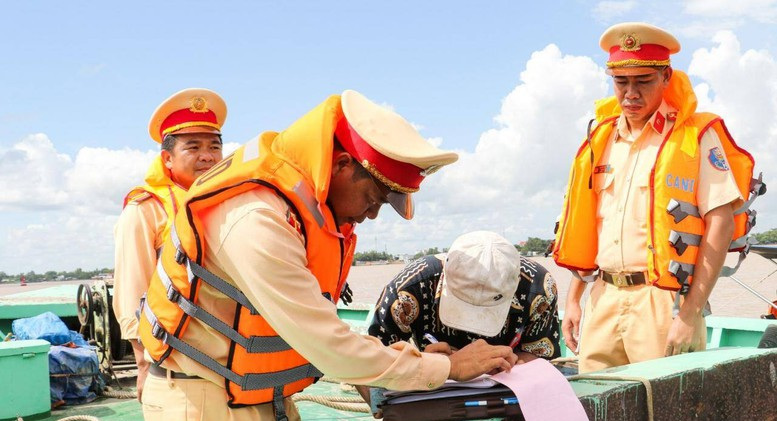 Thông tư quy định rõ quyền hạn của cán bộ tuần tra, kiểm soát trên đường thủy. Ảnh minh họa. Nguồn: VGP