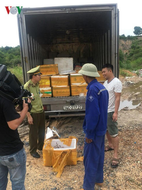 Hơn 2 tấn cá được đóng trong 50 thùng xốp in chữ Trung Quốc.