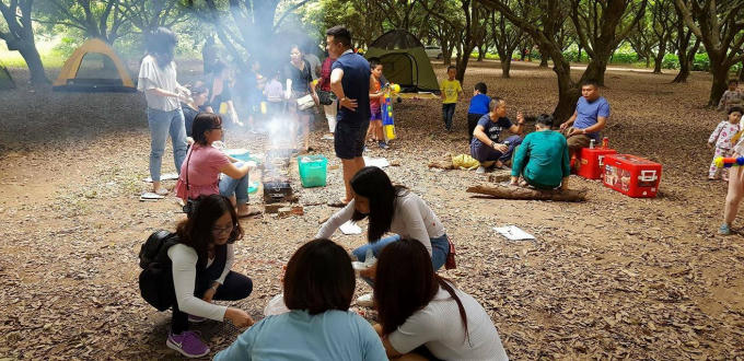 Các dịch vụ hàng quán ở đây cũng không nhiều, chủ yếu là các đồ ăn nhanh để phục vụ các đoàn đến chụp ảnh cưới, vì thế nếu bạn dự định đi picnic thì nên chuẩn bị bếp nướng, đồ ăn từ nhà.