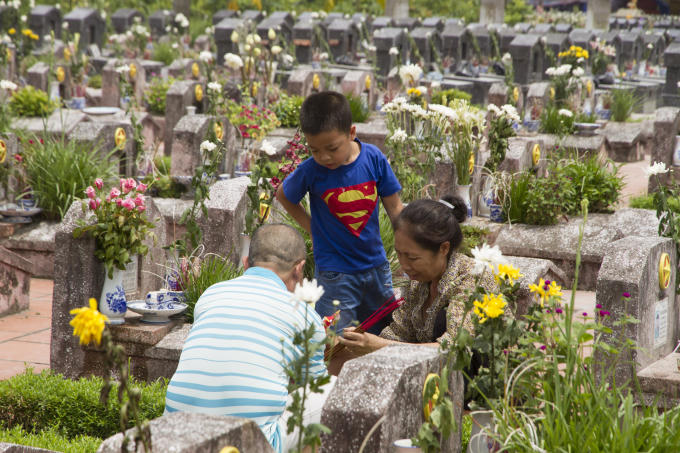 Các cháu nhỏ cũng được gia đình mình đưa đến viếng thăm mộ liệt sĩ.