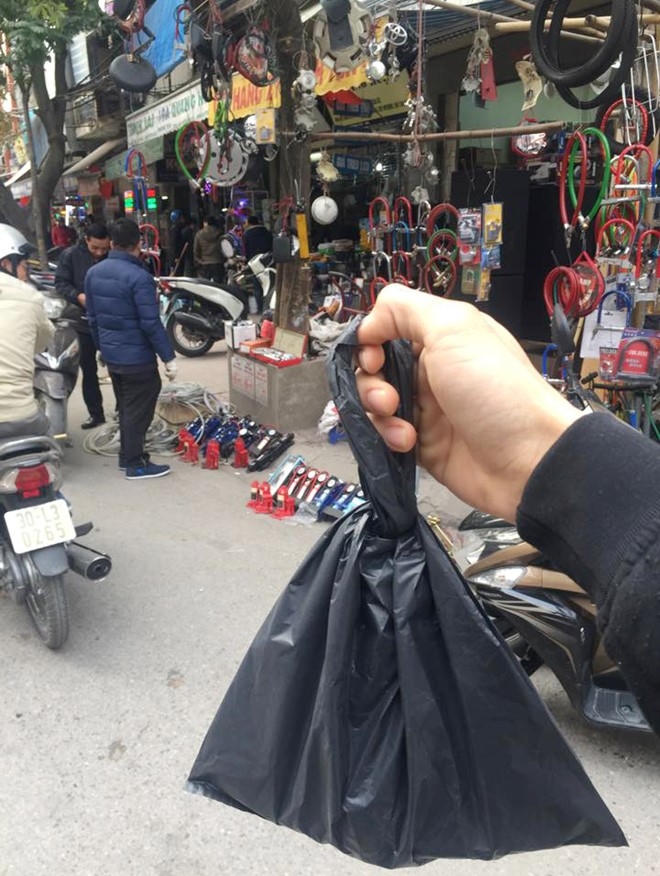 Chủ chiếc Ford Ranger chia sẻ thông tin mua được logo ở chợ Trời. Ảnh:  Otofun.