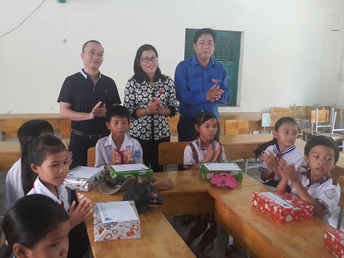 Ông Nguyễn Phan Huy Khôi, Giám đốc Đối ngoại Tân Hiệp Phát và bà Bố Thị Xuân Linh, Chủ tịch UBMTTQVN tỉnh Bình Thuận, Đại biểu Quốc hội khóa 14, ông Tiêu Hồng Phúc, Bí thư tỉnh Đoàn Bình Thuận trao học bổng cho học sinh nghèo học giỏi đến từ 13 trường cấp 1 trên địa bàn huyện Tuy Phong.