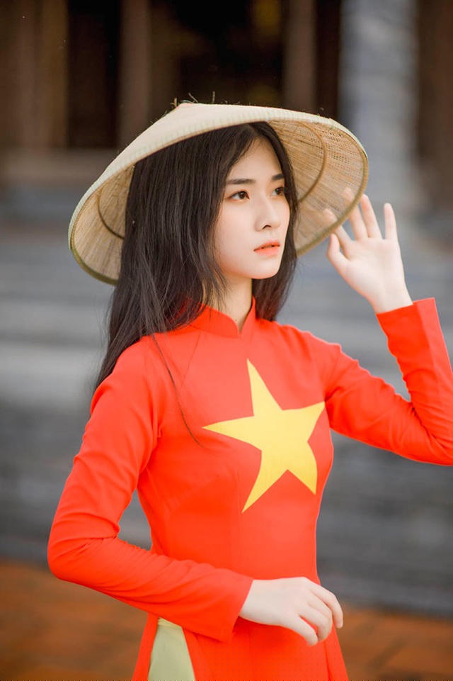 Hơn thế nữa, áo dài cờ đỏ sao vàng tượng trưng cho cờ Tổ quốc, như một lời nhắc nhở thế hệ trẻ rằng hãy sống biết ơn, dựng xây đất nước ngày càng tươi đẹp hơn”.