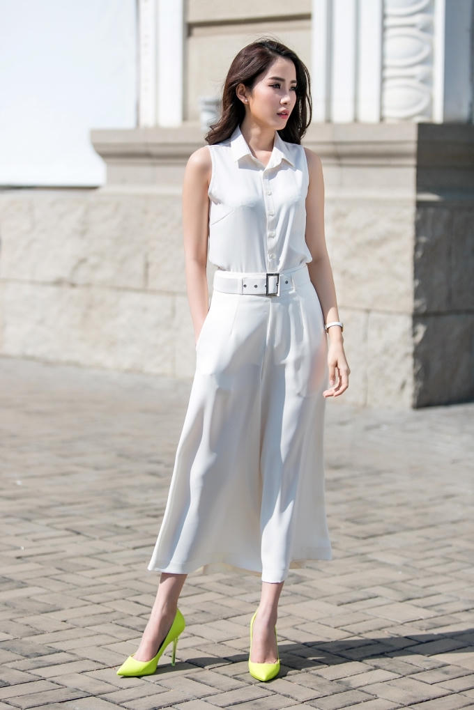 Hoa khôi Nam Em đầy cá tính với jumsuit quấn ống rộng