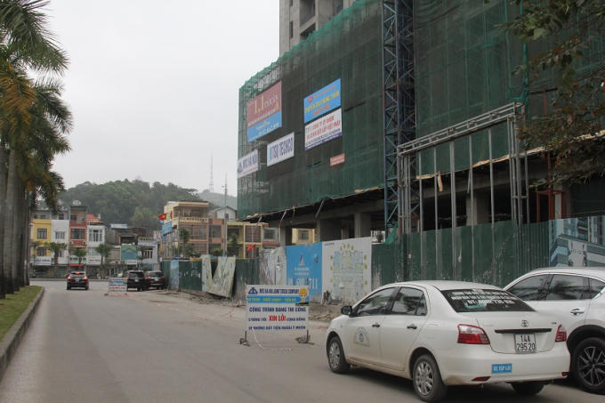 Đơn vị thi công dựng biển cảnh báo dưới tuyến đường đôi khu vực nguy hiểm trong quá trình tháo dỡ cẩu tháp.