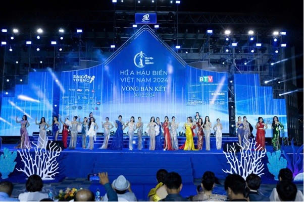Top 15 thí sinh Hoa hậu Biển Việt Nam 2024 trong phần thi dạ hội.