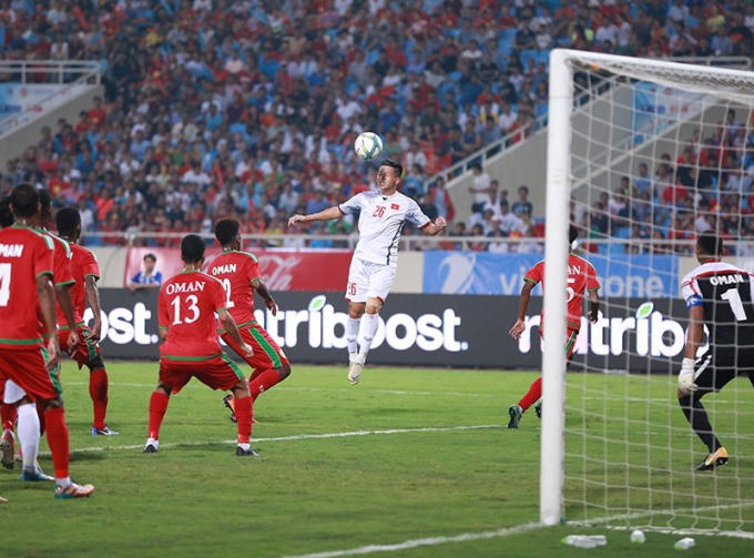 Một pha bật cao đánh đầu của Văn Lợi. Ảnh: SN