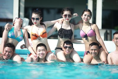 Thay vì chụp ảnh kỷ yếu ở trường các em học sinh lớp 12 lại chọn bể bơi là địa điểm chụp ảnh với những shoot hình nóng bỏng.