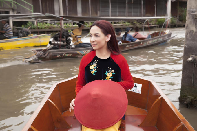 Phi Nhung duy&ecirc;n d&aacute;ng &aacute;o b&agrave; ba tr&ecirc;n chợ nổi Th&aacute;i Lan khiến du kh&aacute;ch trầm trồ ngợi khen