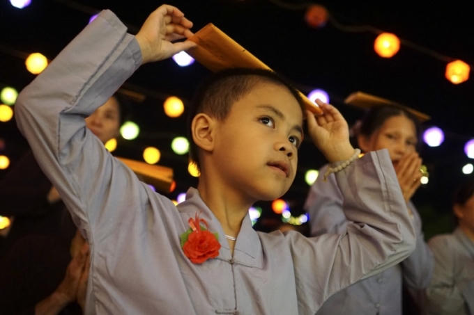 Bông hồng màu đỏ xuất hiện trên ngực áo của những ai còn cha mẹ.