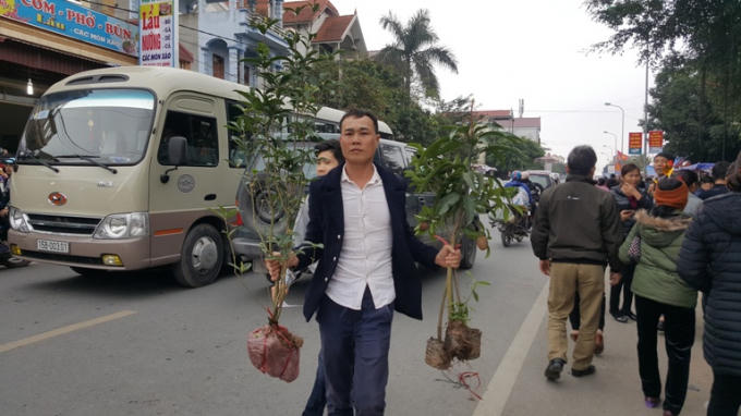 Phong ph&uacute; h&agrave;ng h&oacute;a tại phi&ecirc;n chợ &ldquo;mua may, b&aacute;n rủi&rdquo;