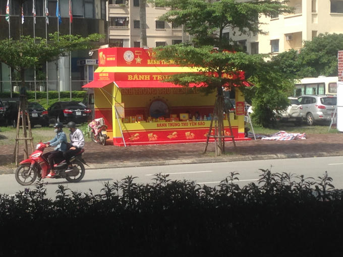 Vỉa hè lớn tại đường Phạm Hùng một dãy dài các ki ốt vẫn thản nhiên án ngữ ngay trên vỉa hè.