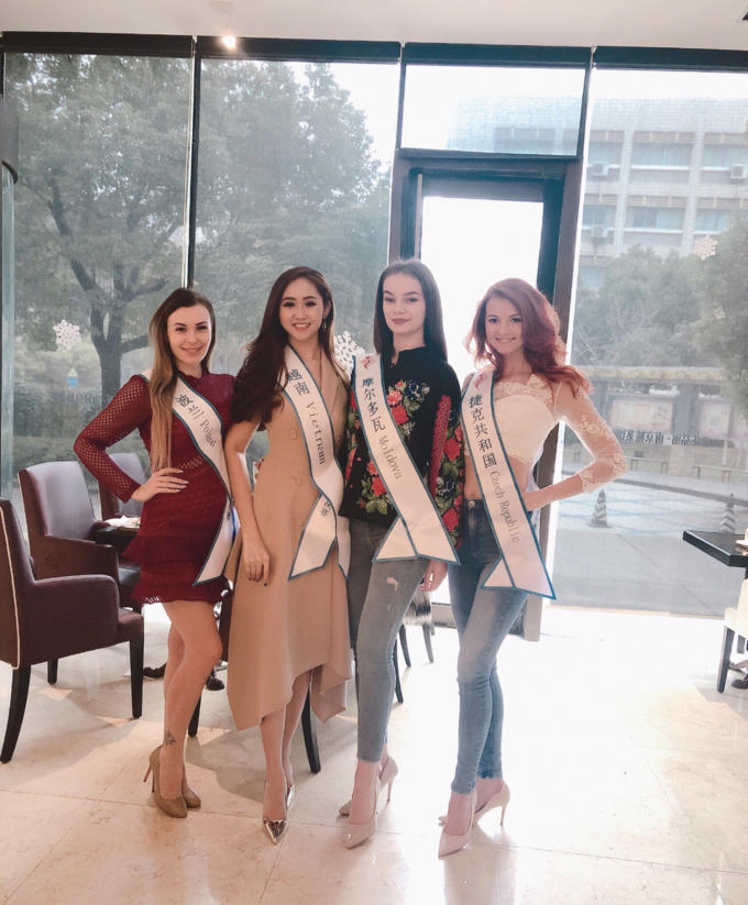 Người đẹp tham gia các hoạt động bên lề.