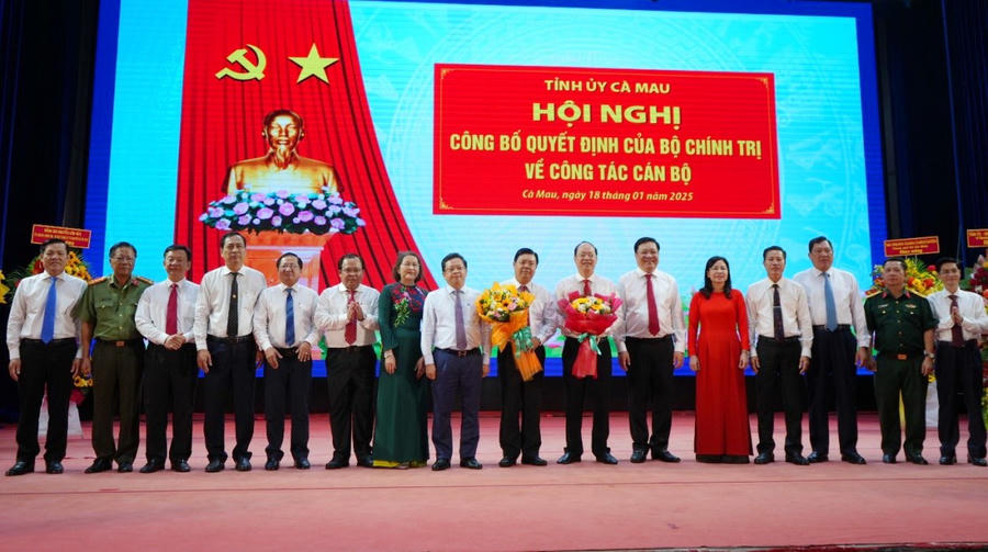 Lãnh đạo tỉnh Cà Mau tặng hoa chúc mừng ông Nguyễn Hồ Hải – Tân Bí thư Tỉnh ủy Cà Mau (thứ 7 từ phải sang) và ông Nguyễn Tiến Hải - Ủy viên BCH TW Đảng, Bí thư Tỉnh ủy Kiên Giang (thứ 8 từ phải sang).