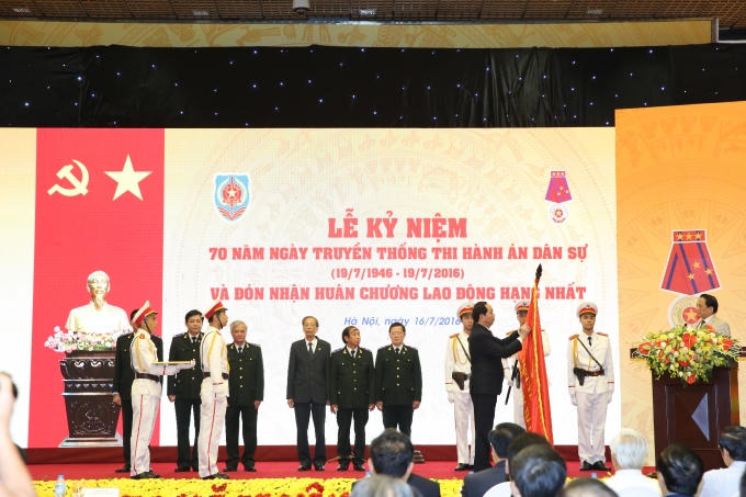 Đồng chí Trần Đại Quang, Ủy viên Bộ Chính trị, Chủ tịch nước trao tặng Huân chương lao động hạng nhất cho tập thể cán bộ, công chức, viên chức Tổng cục THADS.