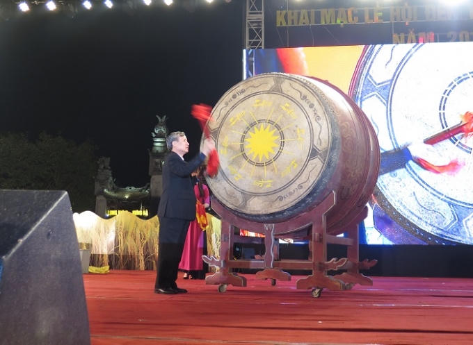 Đồng chí Trần Quốc Vượng, Ủy viên Bộ Chính trị, Chủ nhiệm Ủy ban kiểm tra Trung ương Đảng đánh trống khai hội Lễ hội đền Trần Thái Bình năm 2016. Ảnh: Nam Hồng.