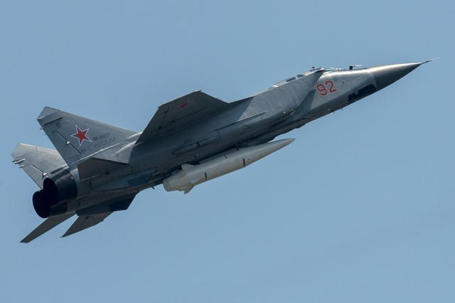 Máy bay chiến đấu MiG-31 mang theo tên lửa Kinzhal (Ảnh: Sputnik)