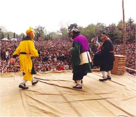 Rất nhiều người dân đến xem các diễn viên đóng phim . Ảnh: internet.