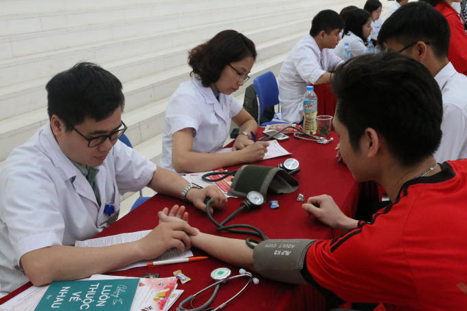 Các bản trẻ trước khi tham gia hiến máu đều được đội ngũ bác sĩ kiểm tra sức khỏe và có những tư vấn riêng với từng bạn.