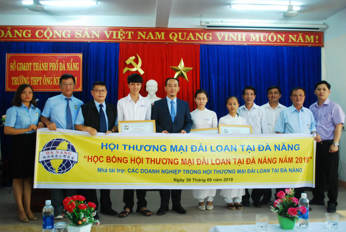 Các em học sinh tại trường THPT Ông Ích Khiêm nhận học bổng.